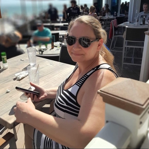 Meet your Posher, Amanda - Picture 2 of 2